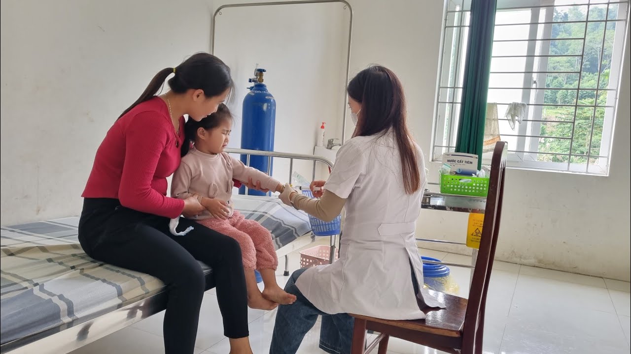 The hardships and difficulties of a single mother when having to take care of a sick child alone