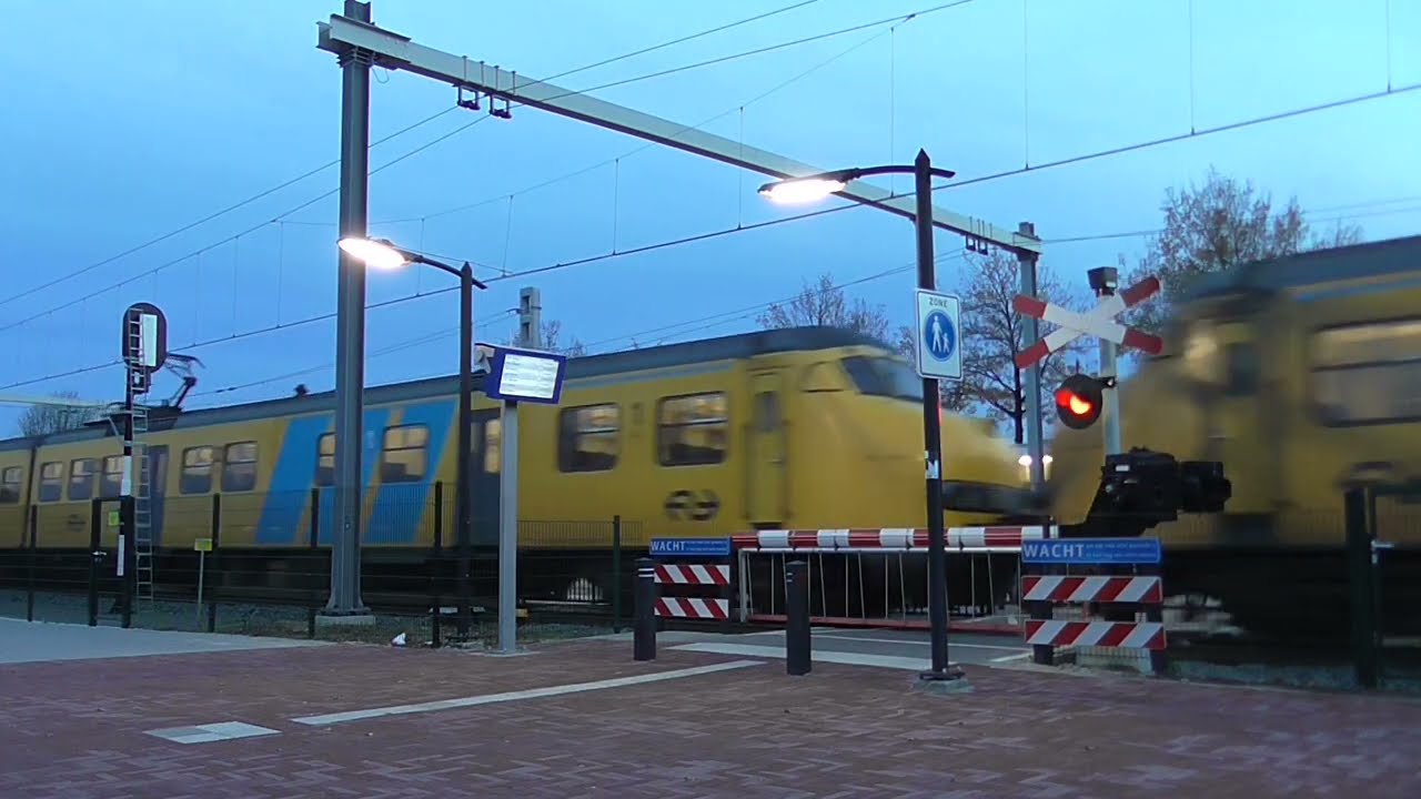Spoorwegovergang Wijchen/ Passage a Niveau/ Railroad-/ Level Crossing/ Bahnübergang