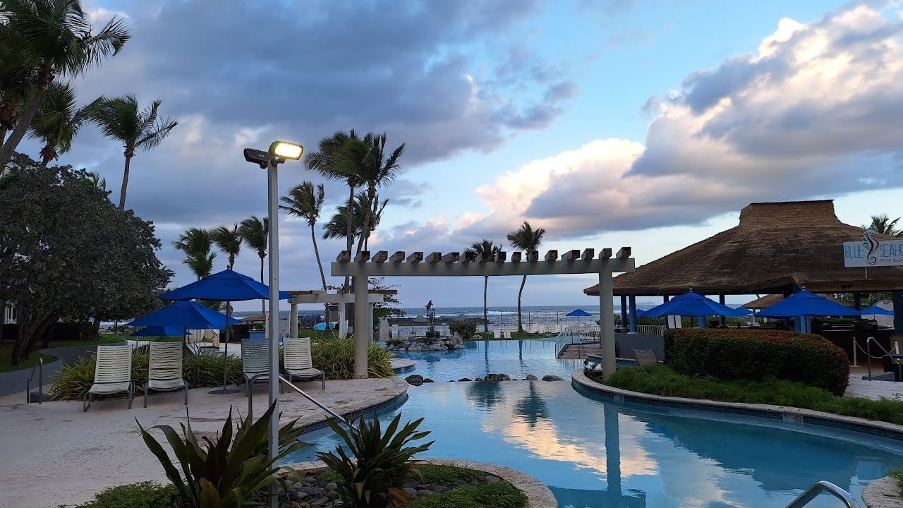 Caminando por la Piscina y la Playa de Aquarius Resort en Dorado, Puerto Rico