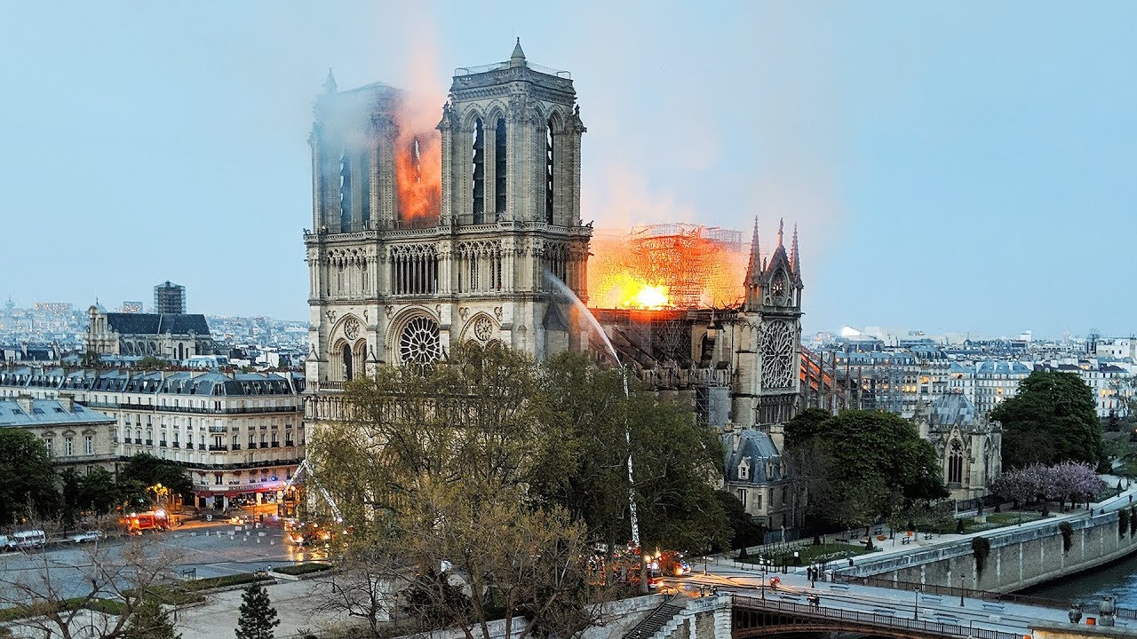 J'ASSISTE À NOTRE DAME DE PARIS EN FLAMMES (depuis les toits)