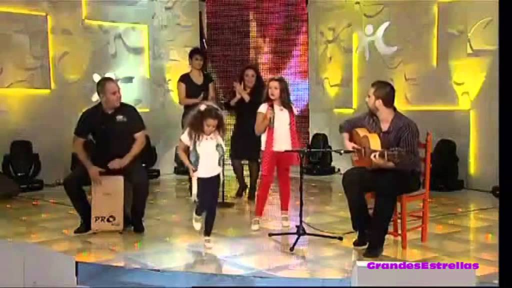 Reyes Carrasco cantando y su hermana bailando en Menuda Noche