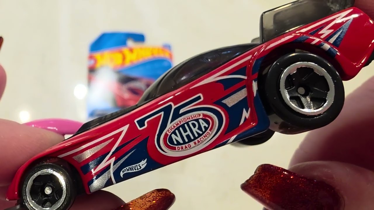 Распаковка и демонстрация модели Hot Wheels Red NHRA Supercharged Drag Racer!