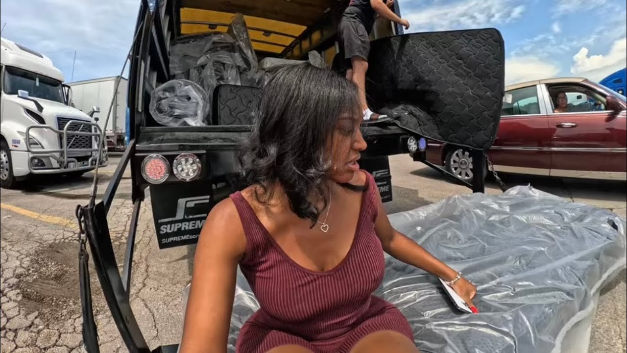 Koko Buys A New Mattress In Texas