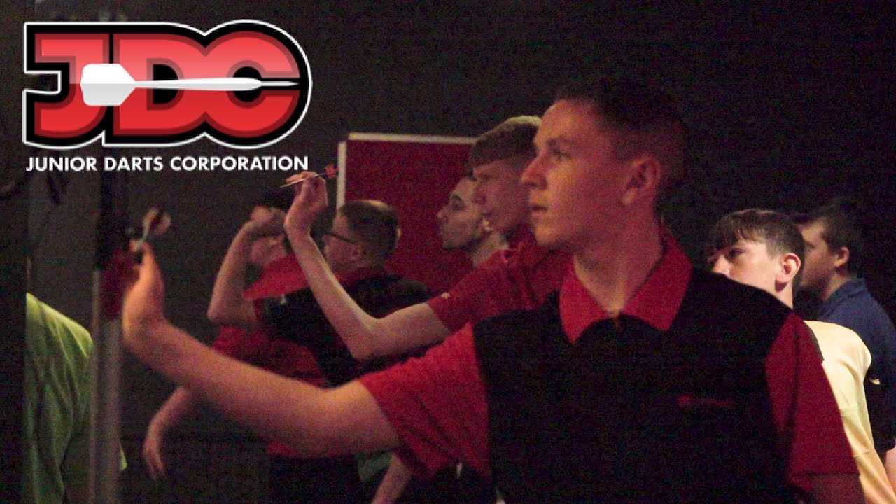Это JUNIOR DARTS CORPORATION, молодежная организация номер один в мире.