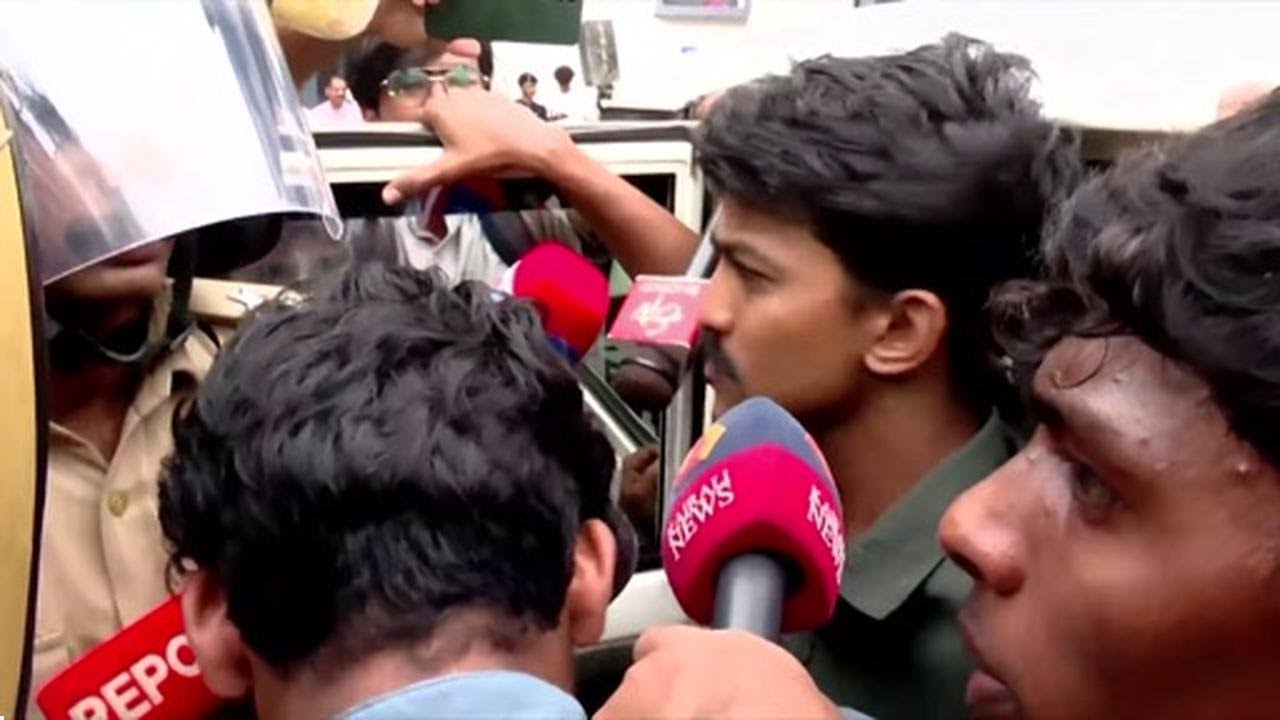 വിഭജന ഭീതിദിനം; കാസർകോട് വിദ്യാർഥി സംഘടനകൾ ഏറ്റുമുട്ടി, പൊലീസ് ലാത്തിവീശി| Kasaragod