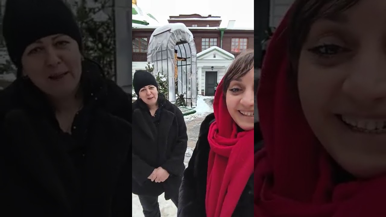 Щодня о 12:00 біля Введенського монастиря роздають гарячі обіди для всіх, хто цього потребує.