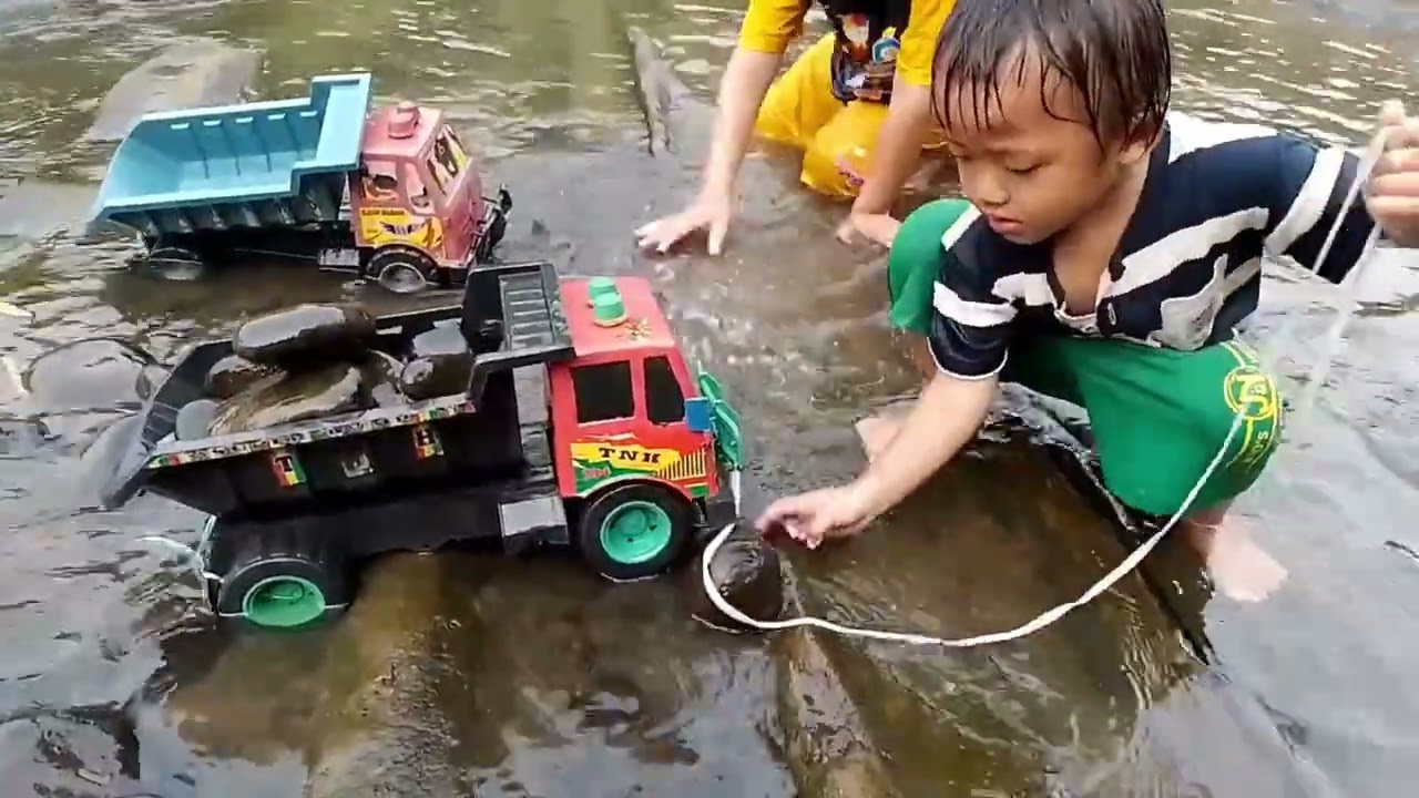Mobilan Truk Mainan Membawa Batu di Sungai! Kuat Nggak Ya?