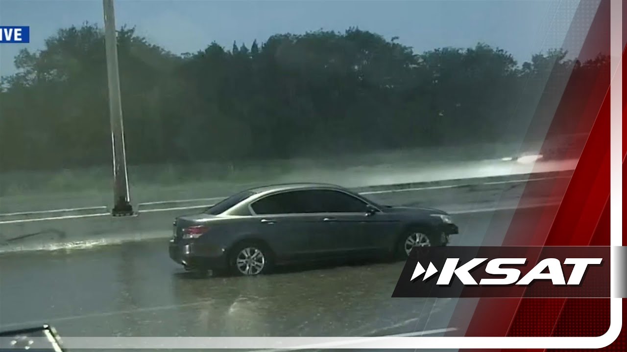 Автомобиль заглох на шоссе US 90 из-за подтопления дороги после дождя