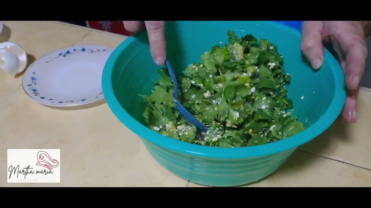 Hola, estoy de regreso familia. Tortitas de cilantro en salsa verde.