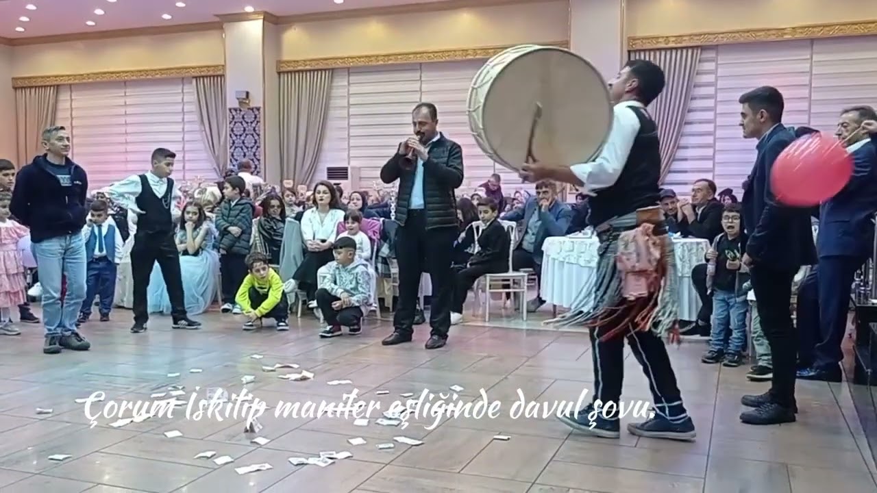 Düğün Salonunda Maniler Eşliğinde Davul Zurna Şovu.