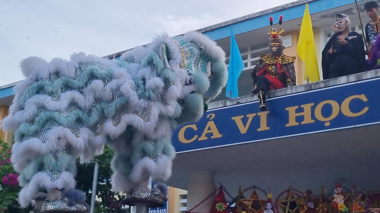 Múa Lân Trung Thu. Học Sinh Vui Mừng Nhảy Múa Khi Được Xem Lân Ở Tại  Trường Học 
