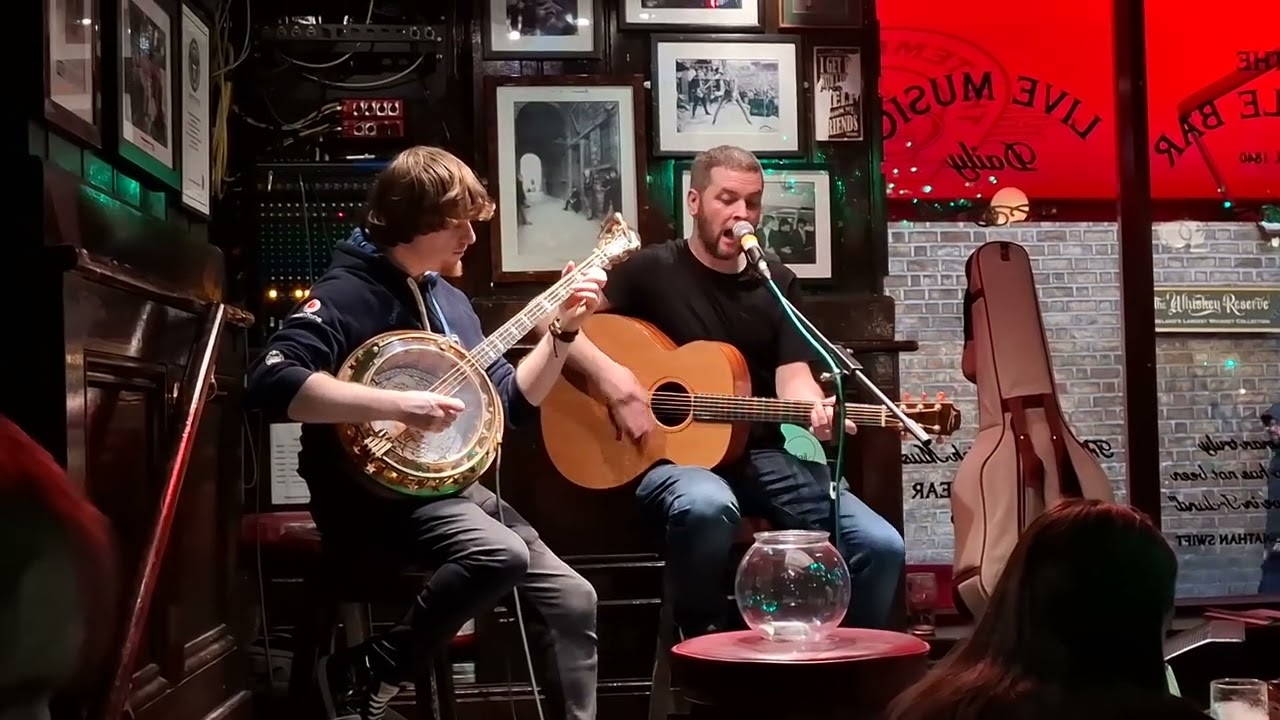 Temple Bar (Dublin, Ireland) - Irish Traditional Music Session: Dirty Old Town