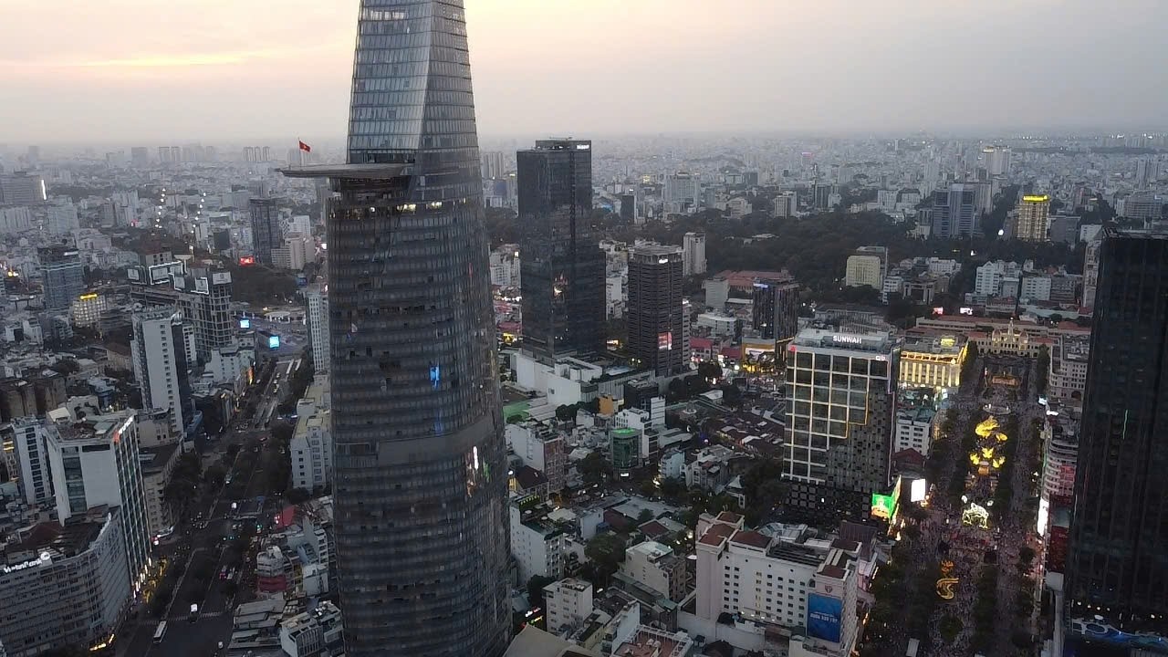Flycam 4K - Phố Đi Bộ Đường Hoa Nguyễn Huệ -Cảng  Bạch Đằng - Cầu Ba Son Lúc Lên Đèn..., 4K Flycam