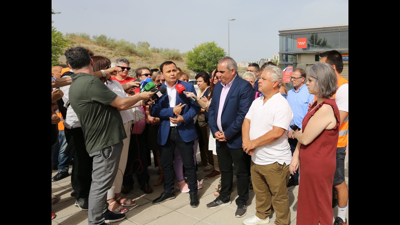 Concentración para pedir soluciones a los problemas de la Línea 7b de Metro