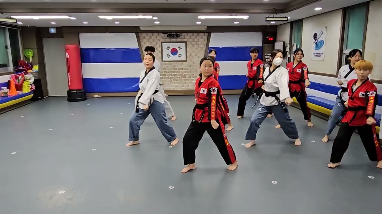 태권체조. 아이돌 클락션