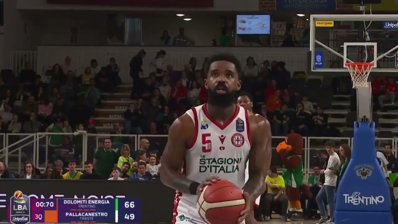 Corey Davis @thecoreydavis was in his bag 💼 this season in Italy for @pallacanestrotrieste