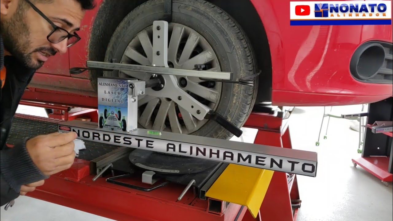 Tirando medidas de cambagem, caster e alinhamento com equipamento Digital.