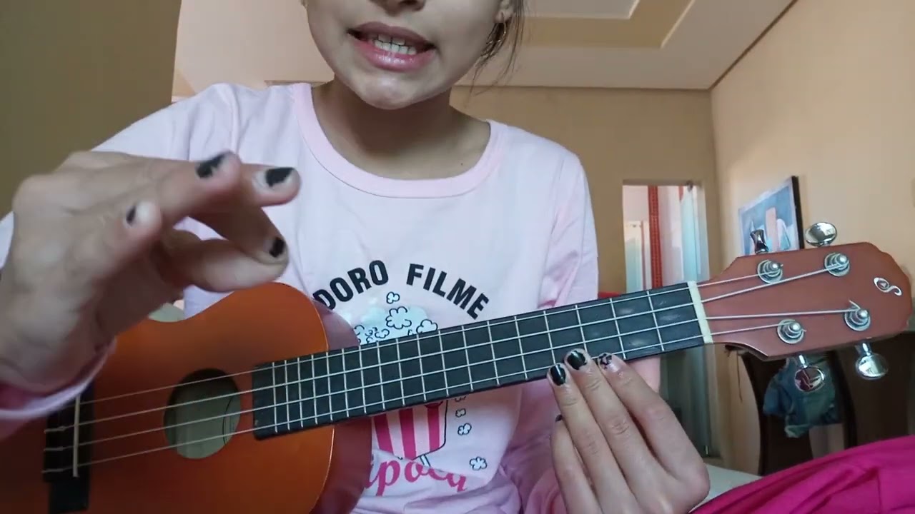 tocando no meu kulele lagartixa tropical 😂❤