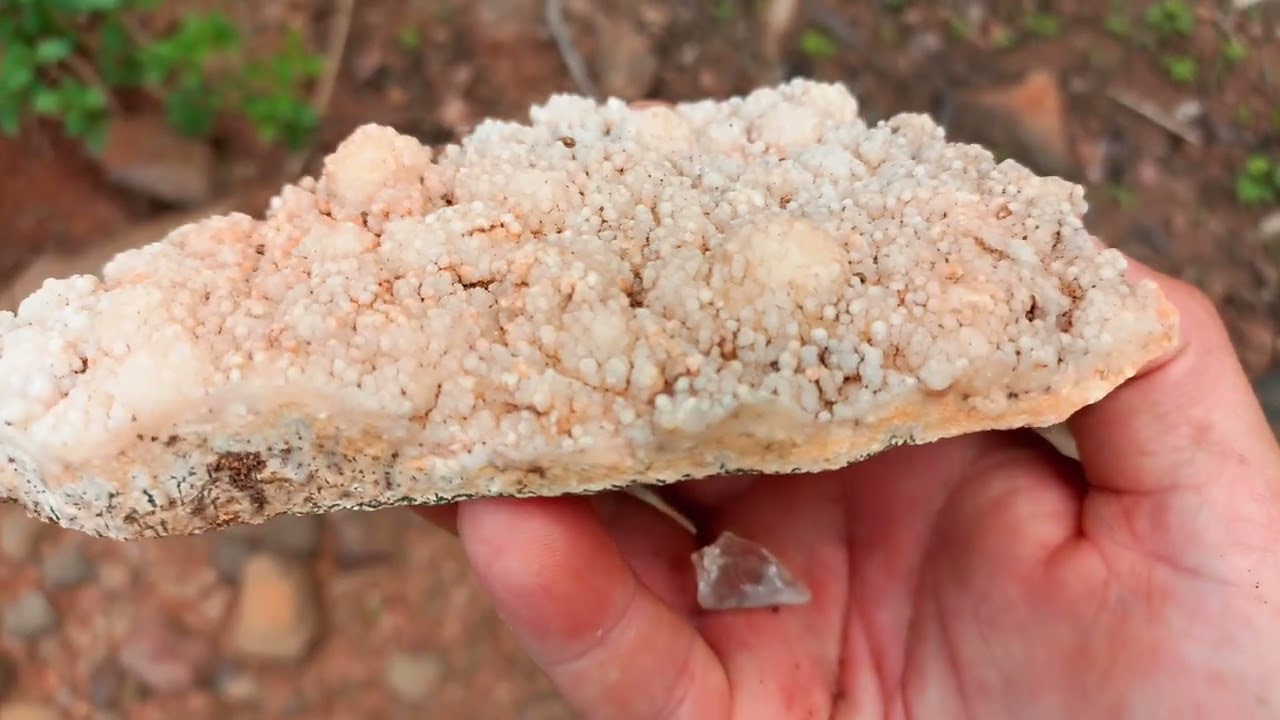 Mais um lugar com muitas pedras cristais ágatas e outras 