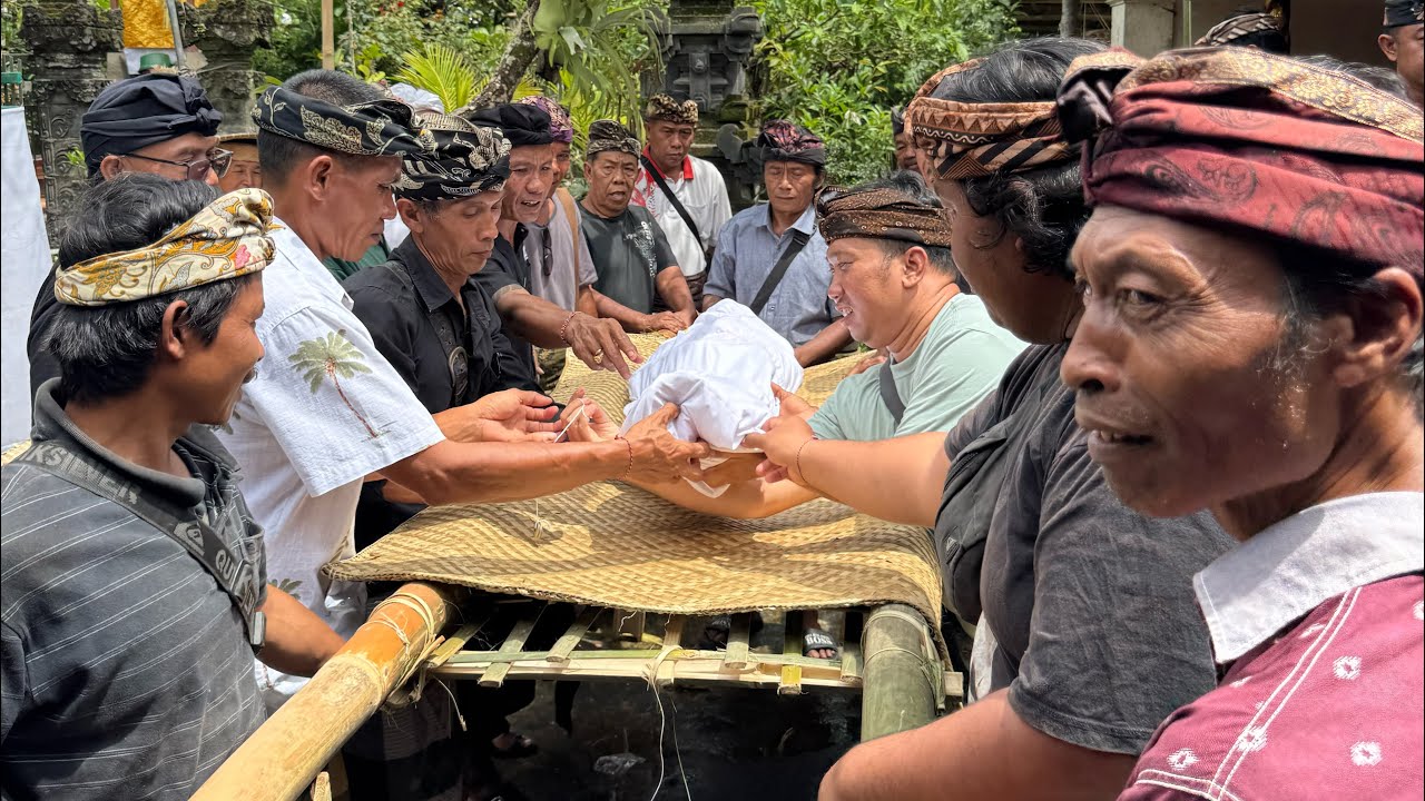 Upacara ngaben Ni Nyoman Darti dan I Made Kardi. Meninggal karena sudah tua dan sakit. Tradisi Bali