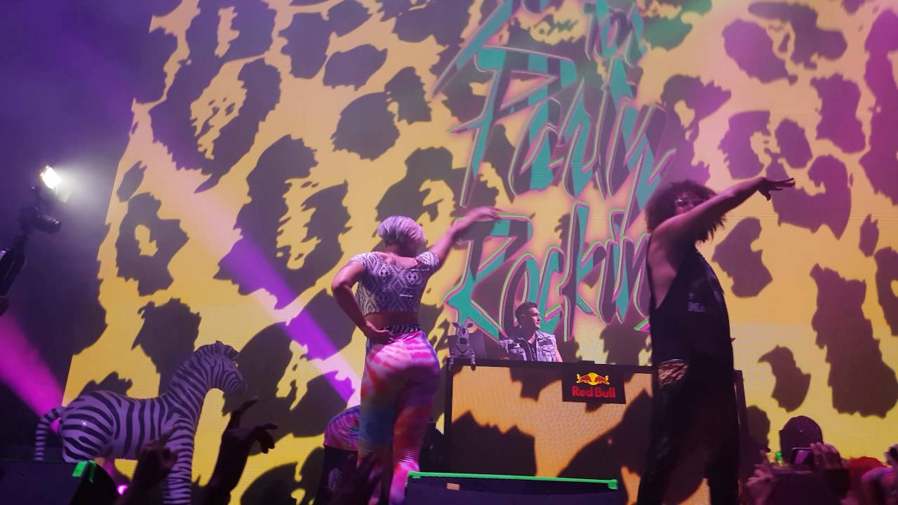 Champagne Showers - RedFoo - A Coruña