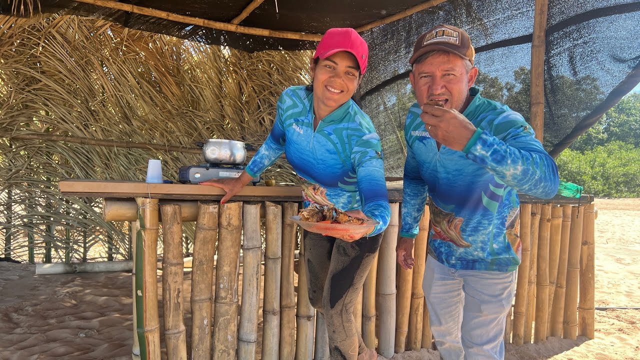 Pescamos, acampamos na barraca de bambu e fizemos peixe frito na beira do Rio.