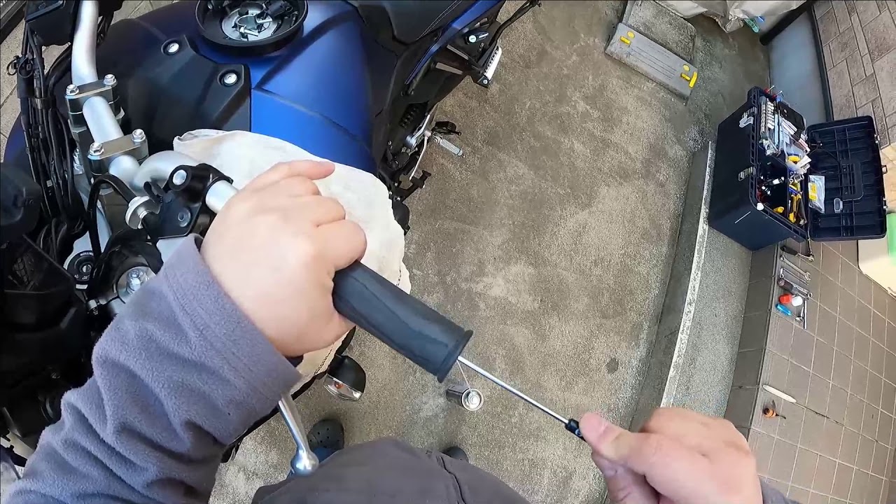 やれば簡単！ハンドルグリップを外す　TRACER900GT　グリップヒーター