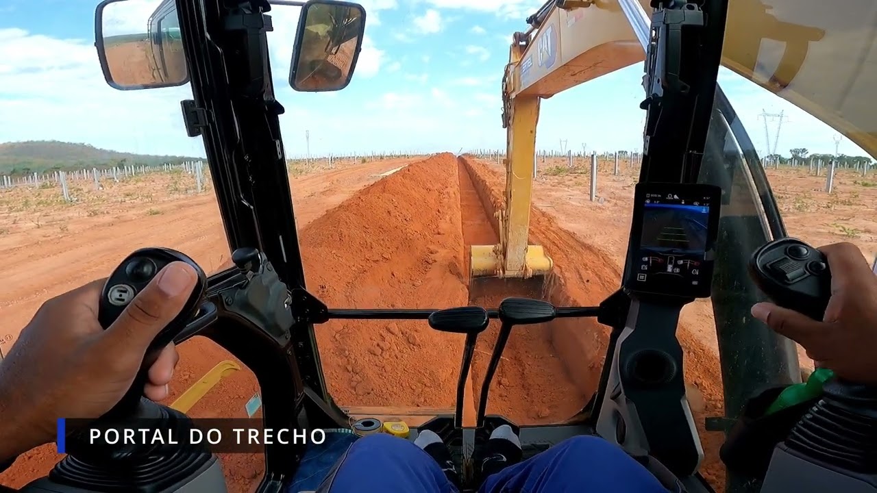 Escavação de valas com escavadeira caterpillar