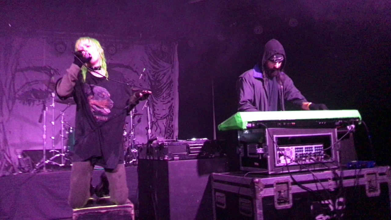 Crystal Castles - Char