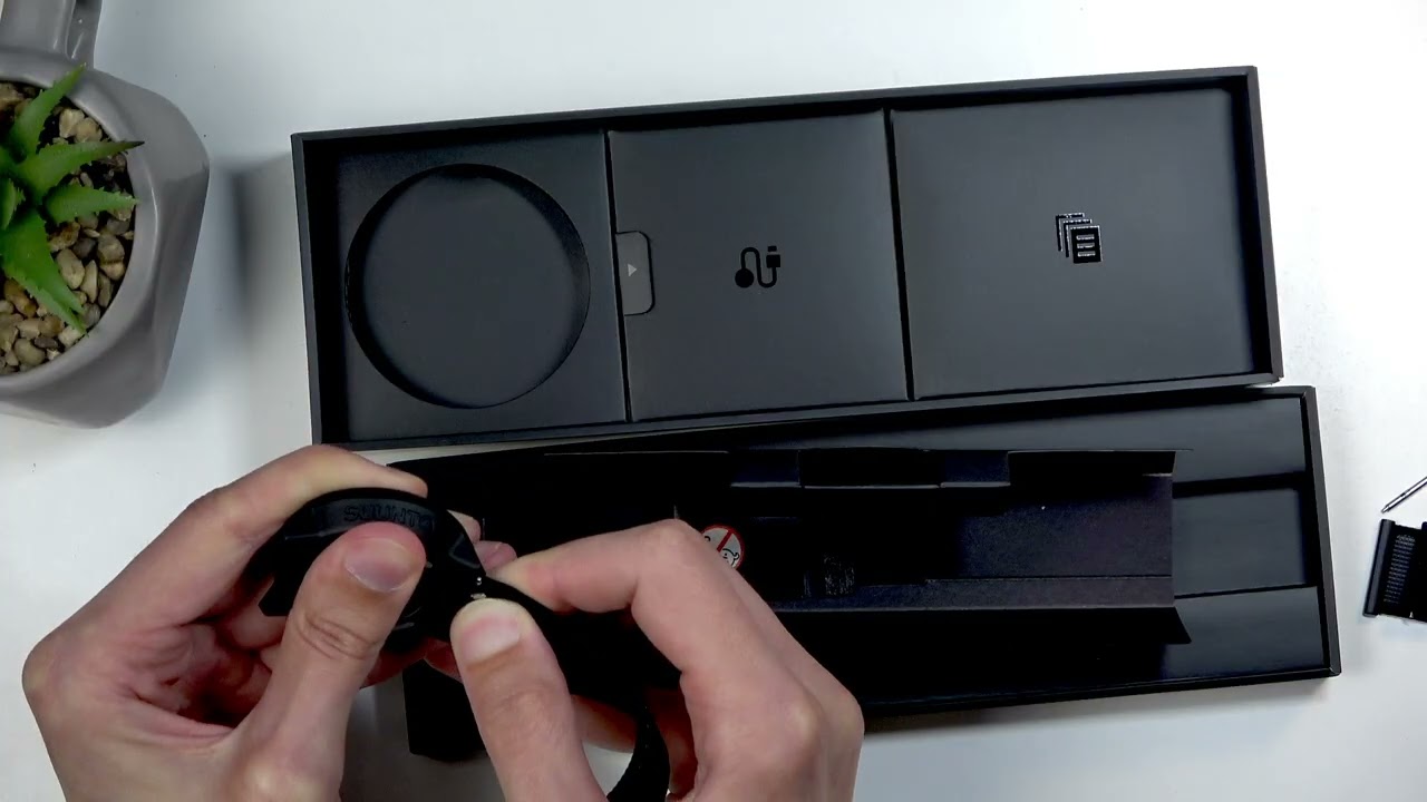 SUUNTO Run Unboxing – First Look at the Watch and Accessories