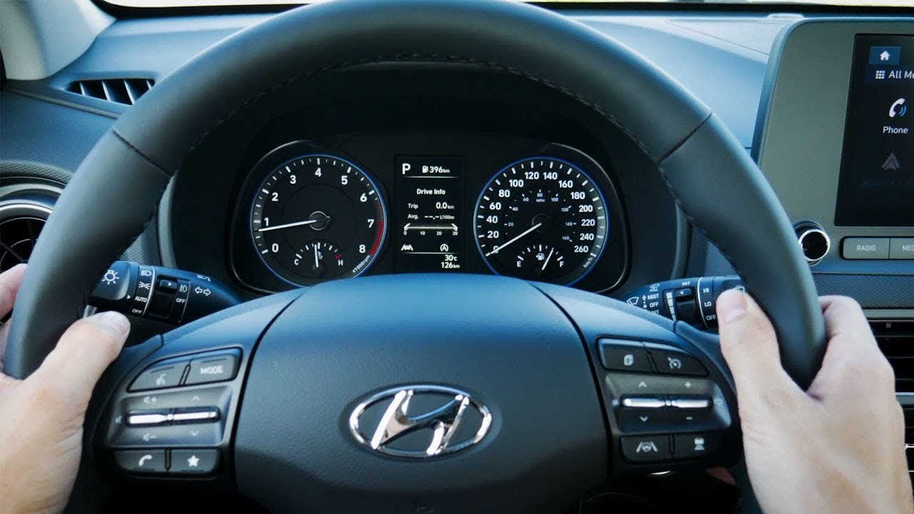 Рулевое колесо и экран приборной панели Hyundai Kona 2021-2023