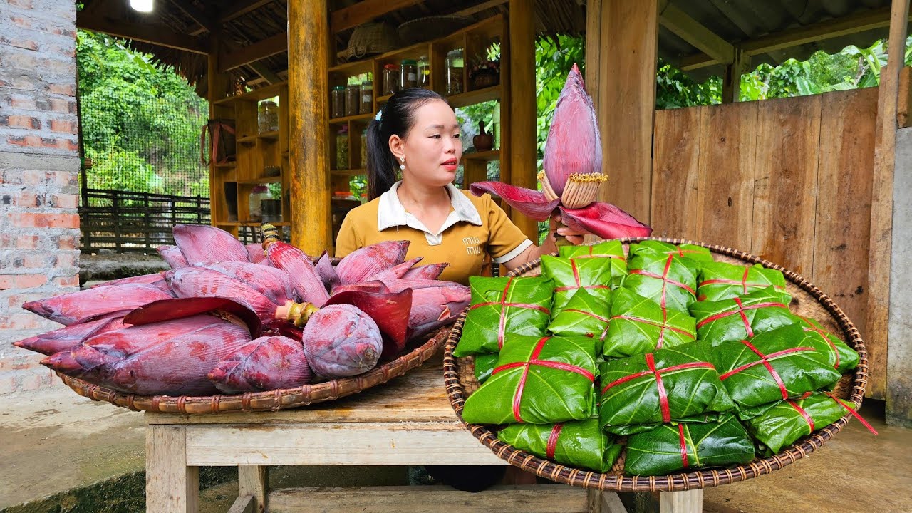 Harvesting Banana Flowers to make Banana Flower Cake with Meat Filling to sell at the market.