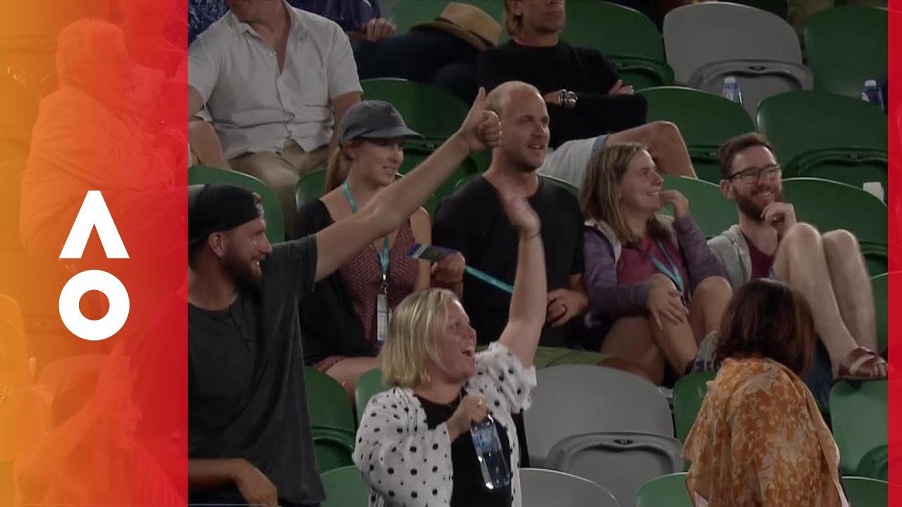 Crowd sings Sweet Caroline for Wozniacki | Australian Open 2018