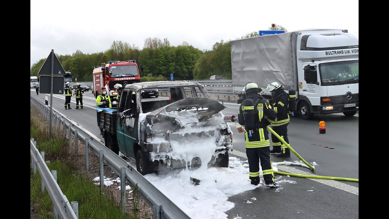 Pritschenwagen geht in Flammen auf - Fahrer geht stiften