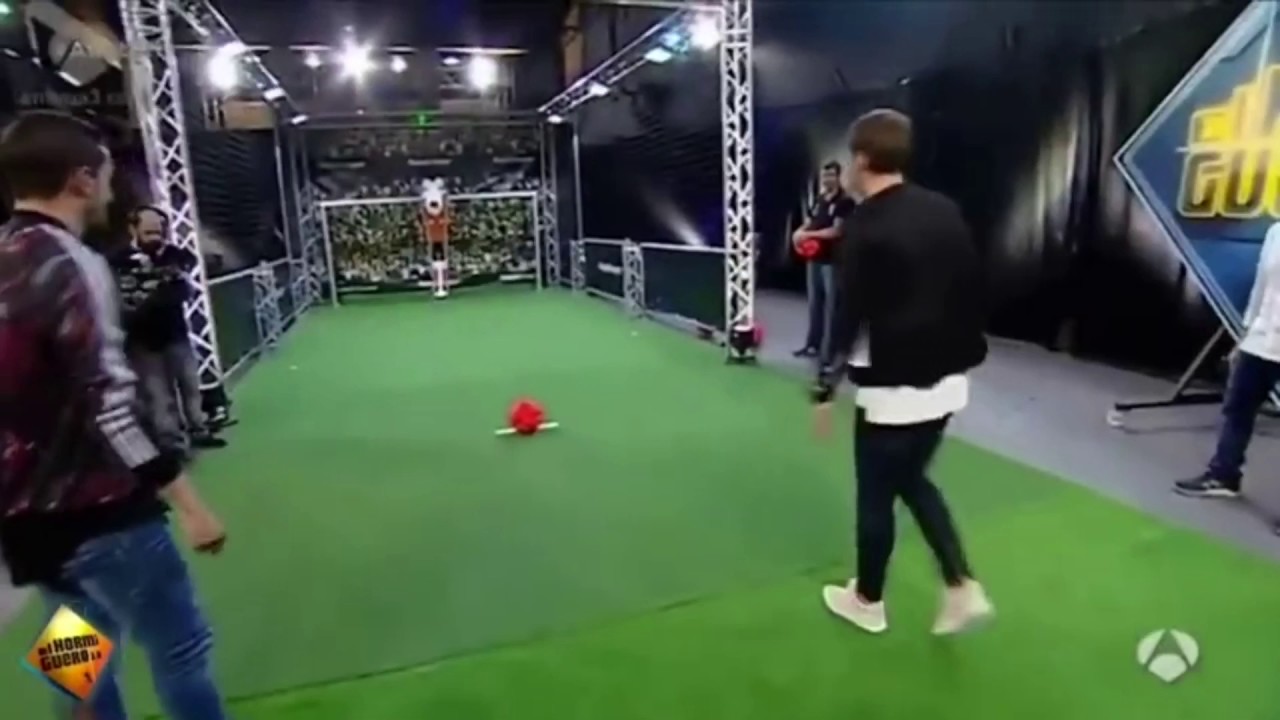 Greizman show you how to beat robot goalkeeper