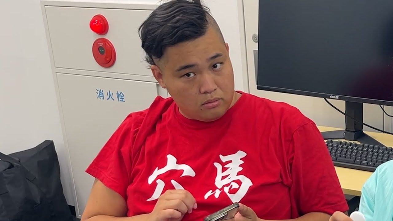 つきまとわれています。