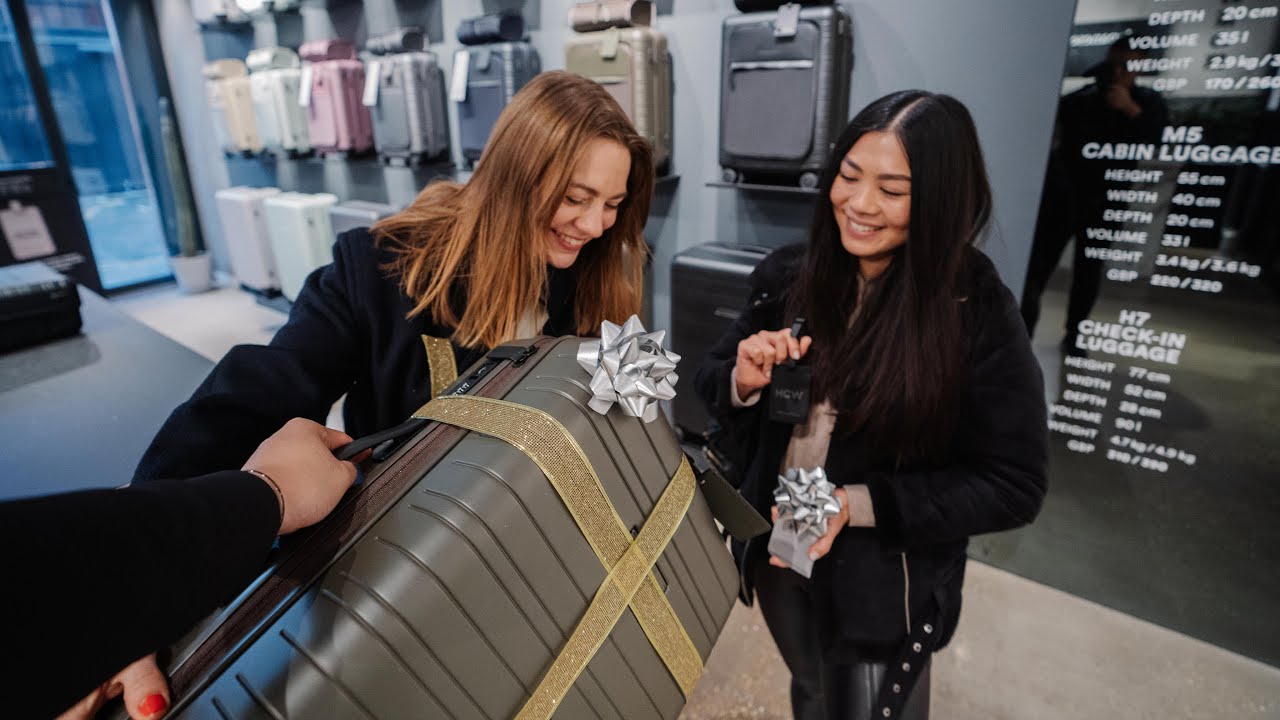 SURPRISING MY FRIENDS WITH CHRISTMAS GIFTS IN LONDON - HORIZN STUDIOS H6