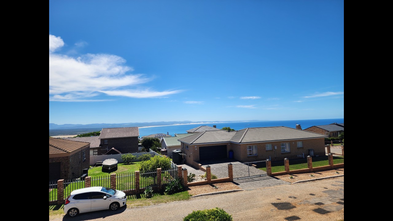 Sea Views, Space and Income Potential. Versatile Wavecrest Home. Separate Flat JBay Eastern Cape SA
