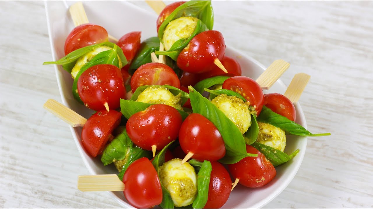 Caprese Spieße - Tomaten Mozzarella Spieße mit Pesto Marinade