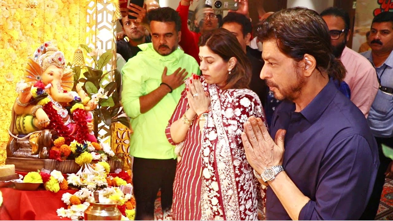 Shahrukh Khan With Manager Pooja Dadlani At Bhushan Kumar's T Series Office Ganpati 2023