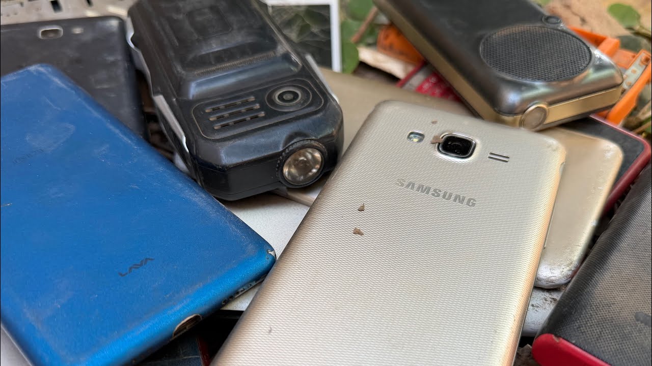 I Found 30 Old Phones in Trash 😱 (Nokia, Samsung & More!) 