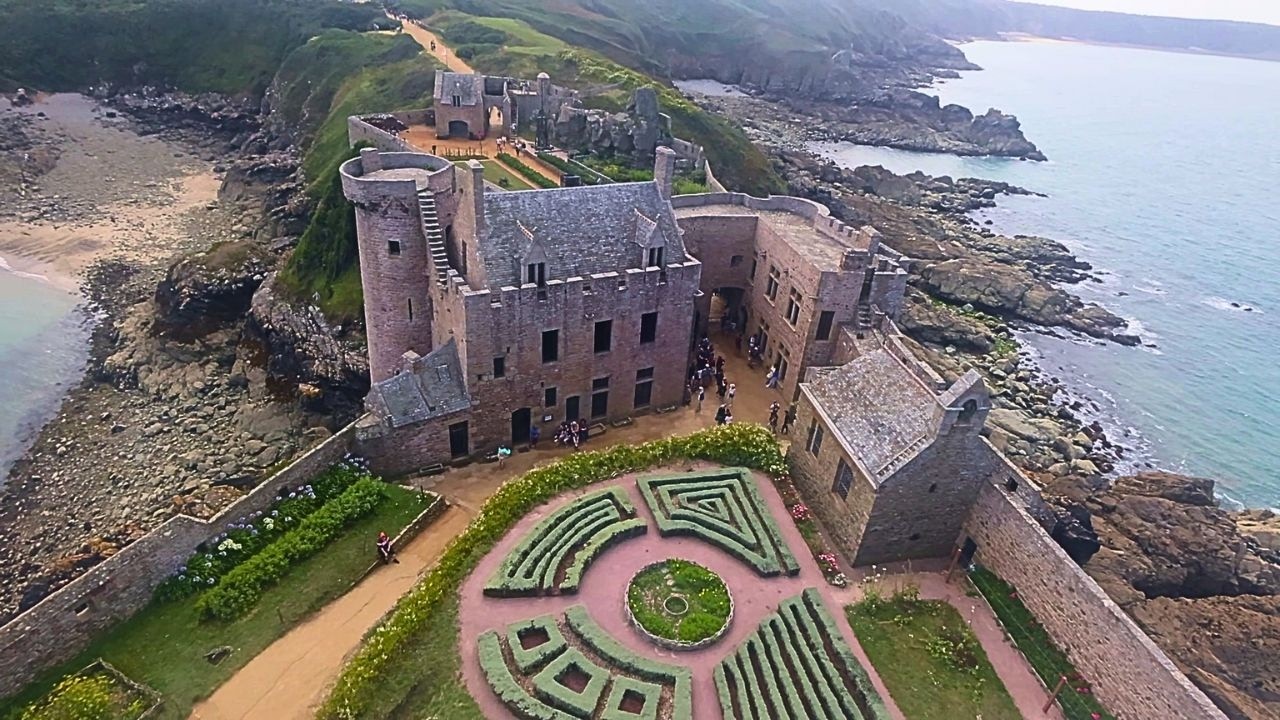 Visite de Fort La Latte : Le Château des Vikings (1958)
