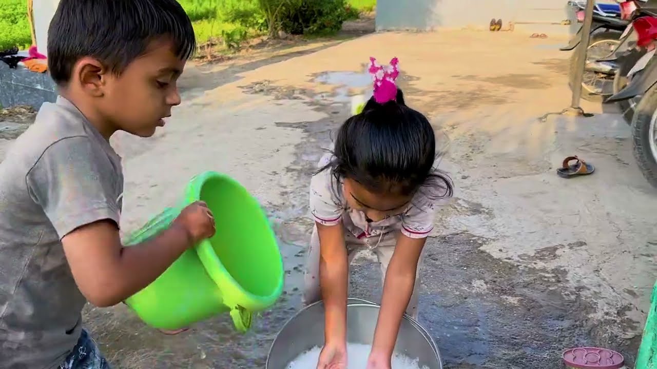 तनु आणि माऊली मोटर चालू होताच गाडी धुवायला बिलगले |