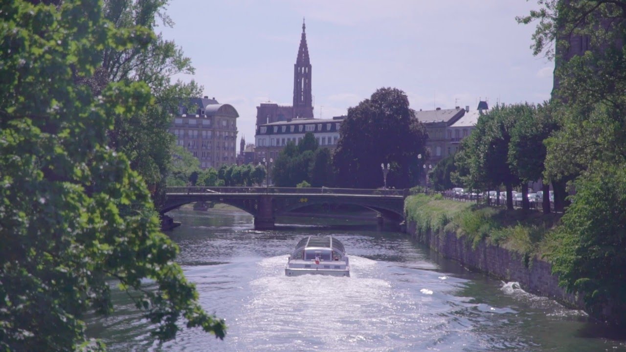 Découvrir Strasbourg au fil de l'eau lors d'une promenade commentée en bateau mouche avec Batorama