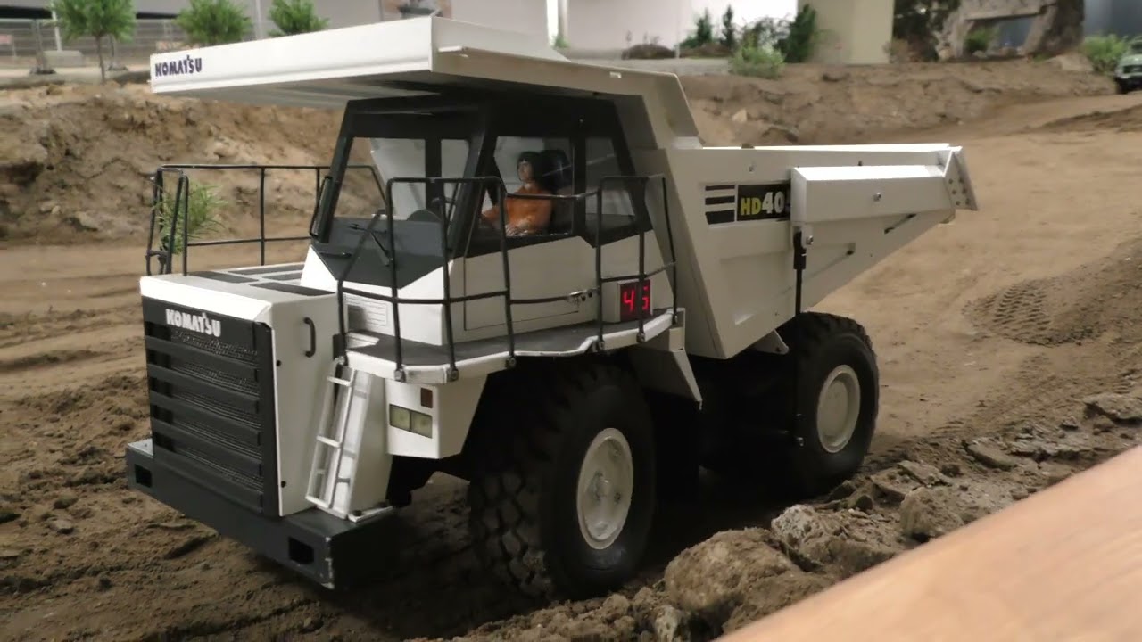 Komatsu HD405 drives to Liebherr 945