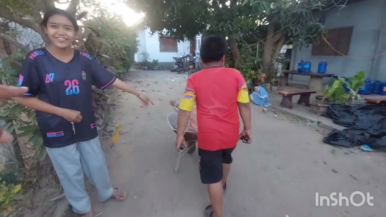 แม่น้อจัดเจนหาท่อน้ำเอาไปไว้ล้างข้างนอกที่ขายของ