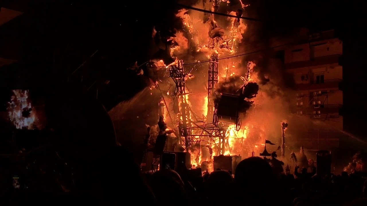Fallas 2018, Crema falla l’antiga de campanar.