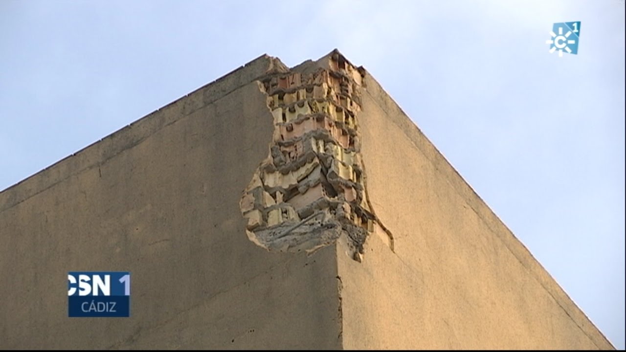 Un rayo impacta en un edificio de Cádiz