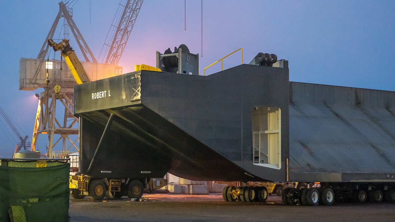 OXBO Mega Transport moving the dredge hopper barge 