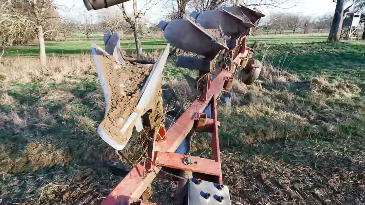 Deutz DX 110 beim pflügen